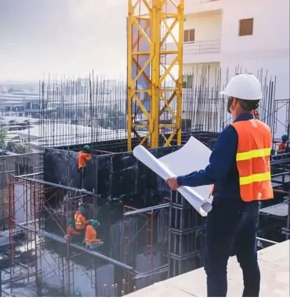 Um engenheiro civil inspecionando uma obra de construção